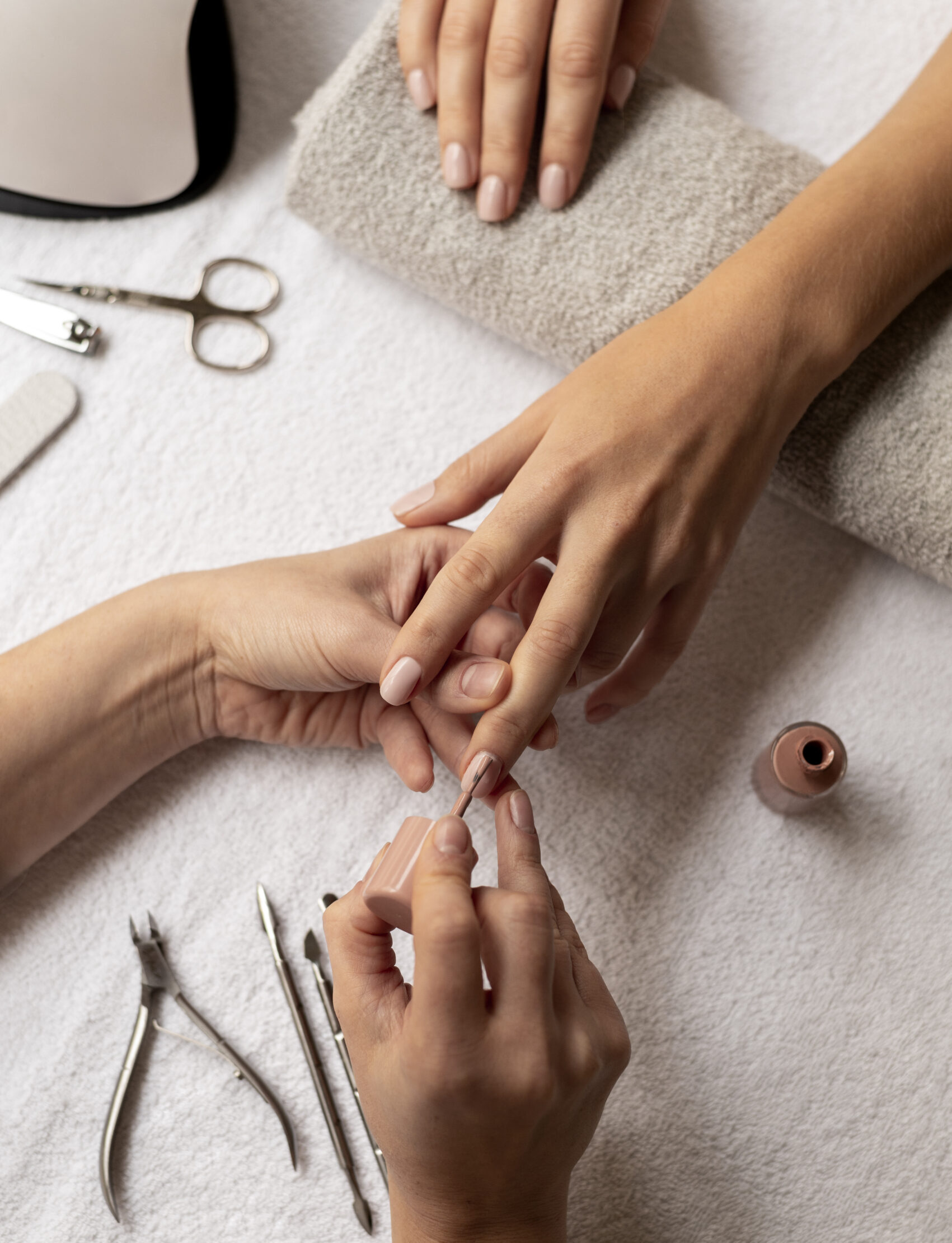 close-up-manicurist-using-nail-polish